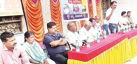 ಪಾಂಡವಪುರ ತಾಲೂಕಿನ ಹರವು ಗ್ರಾಮದಲ್ಲಿ ಹಿರಿಯ ಸಹಕಾರಿ ಧುರೀಣ, ಮಾಜಿ ಶಾಸಕ ಬಿ.ವೈ.ನಿಲೇಗೌಡರ ಜನ್ಮ ದಿನ ಆಚರಿಸಲಾಯಿತು. ರಾಜೀವ್, ಎಚ್.ಕೆ.ವೆಂಕಟೇಶ್, ನಾಗಲಿಂಗೇಗೌಡ ಇತರರು ಇದ್ದರು.
