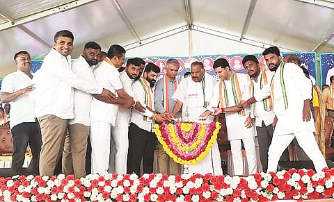 ಚೆನ್ನರಾಯಪಟ್ಟಣದಲ್ಲಿ ಆಯೋಜಿಸಿದ್ದ ಯುವ ಪರ್ವ ಸಮಾವೇಶವನ್ನು ಕಂದಾಯ ಸಚಿವ ಕೃಷ್ಣಭೈರೇಗೌಡ ಉದ್ಘಾಟಿಸಿದರು. ಕೆ.ಎಂ.ಶಿವಲಿಂಗೇಗೌಡ, ಶ್ರೇಯಸ್ ಎಂ.ಪಟೇಲ್,  ರಿಜ್ವಾನ ಅರ್ಷದ್, ಎಂ.ಎ.ಗೋಪಾಲಸ್ವಾಮಿ, ಮಂಜುನಾಥ್ ಗೌಡ, ಶಶಾಂಕ್ ಗೋಪಾಲಸ್ವಾಮಿ ಇದ್ದರು.