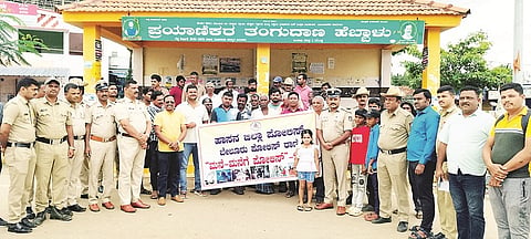 ಹೆಬ್ಬಾಳು ಗ್ರಾಮದಲ್ಲಿ ಆಯೋಜಿಸಿದ್ದ ಮನೆ ಮನೆಗೆ ಪೊಲೀಸ್ ಕಾರ್ಯಕ್ರಮದಲ್ಲಿ ಗ್ರಾಮಸ್ಥರೊಂದಿಗೆ ಪೊಲೀಸ್ ಇನ್‌ಸ್ಪೆೆಕ್ಟರ್ ರೇವಣ್ಣ ಪಾಲ್ಗೊಂಡಿದ್ದರು.