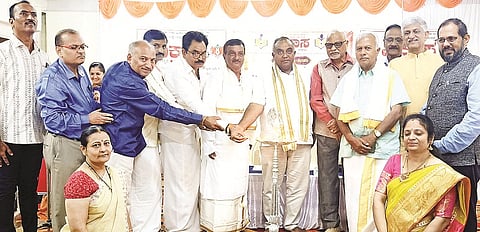 ಬೇಲೂರು ಪಟ್ಟಣದ ಕೋಟೆ ಶ್ರೀ ಶೃಂಗೇರಿ ಶಾರದಾ ಪೀಠ ಸಭಾಂಗಣದಲ್ಲಿ ಆಯೋಜಿಸಿದ್ದ ವಿಕಾಸ ಬೇಲೂರು ಹಬ್ಬ ಕಾರ್ಯಕ್ರಮವನ್ನು ಗಣ್ಯರು ಉದ್ಘಾಟಿಸಿದರು.