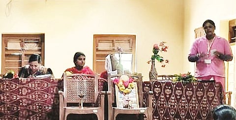  ಕಾನ್‌ಬೈಲ್‌ನ ಸರ್ಕಾರಿ ಹಿರಿಯ ಪ್ರಾಥಮಿಕ ಶಾಲೆ ಸಭಾಂಗಣದಲ್ಲಿ ಆಯೋಜಿಸಿದ್ದ ಕಾರ್ಯಾಗಾರದಲ್ಲಿ ರವೀಶ್‌ಕುಮಾರ್ ಮಾತನಾಡಿದರು.
