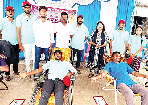 ಸಂಡೂರು ತಾಲೂಕಿನ ಹಿರೇಕೆರೆಯಾಗಿನಹಳ್ಳಿಯಲ್ಲಿ ರಕ್ತದಾನ ಶಿಬಿರ ನಡೆಯಿತು. ಯೋಜನಾಧಿಕಾರಿ ಡಾ.ಕೆ.ಜಿ.ಸುಮಾ, ಡಾ.ವಿ.ಚೌಡಪ್ಪ, ಉಪನ್ಯಾಸಕರಾದ ಲಕ್ಷ್ಮಣ್ ತೊಳಿ, ಡಾ.ಜಿ.ಹನುಮಂತ ಇತರರಿದ್ದರು.