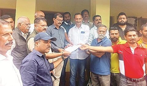 ಕಾಡಾನೆ ಹಾವಳಿ ತಡೆಗಟ್ಟುವಂತೆ ಒತ್ತಾಯಿಸಿ ಎಸಿಎಫ್ ಗೋಪಾಲ್‌ಗೆ ಬಿ.ಶೆಟ್ಟಿಗೇರಿ, ಬೇಗೂರು, ಈಚೂರು, ಕುಂದ ಹಾಗೂ ಹಳ್ಳಿಗಟ್ಟು ಗ್ರಾಮಸ್ಥರು ಮನವಿ ಸಲ್ಲಿಸಿದರು.