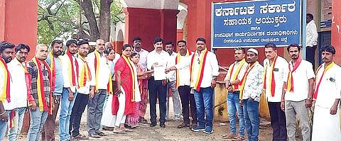 ಲಿಂಗಸುಗೂರಿನಲ್ಲಿ ನಮ್ಮ ಕರವೇ ಕಾರ್ಯರ್ಕರು ಸಹಾಯಕ ಆಯುಕ್ತ ಬಸವಣೆಪ್ಪ ಕಲಶೆಟ್ಟಿಗೆ ಮನವಿ ಸಲ್ಲಿಸಿದರು. ತಾಲೂಕು ಅಧ್ಯಕ್ಷ ತಿಮ್ಮಾರೆಡ್ಡಿ ಮುನ್ನೂರು, ಪ್ರಮುಖರಾದ ರಮೇಶ ಗುತ್ತೇದಾರ್, ಮೌನೇಶ ರೆಡ್ಡಿ ಮುನ್ನೂರು, ಬಸವರಾಜ ಕಕ್ಕೇರಿ, ಅಶೋಕ ಗಸ್ತಿ, ದೇವರಾಜ ಉಪ್ಪಾರ, ಜ್ಯೋತಿ ಸುಂಕದ, ಲಕ್ಷ್ಮೀ ಅಂಕನಾಳ, ಭಾನುಮತಿ, ಗೀತಾ, ಸುನಿತಾ ಜೋಶಿ ಇತರರಿದ್ದರು.