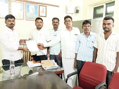 ಮಾನ್ವಿ ಸಹಾಯಕ ಕೃಷಿ ನಿರ್ದೇಶಕ ಗುರುನಾಥ ಭೂಸನೂರ ಅವರಿಗೆ ಕರ್ನಾಟಕ ದಲಿತ ರಕ್ಷಣ ವೇದಿಕೆಯಿಂದ ಮನವಿ ಸಲ್ಲಿಸಲಾಯಿತು. ಜಿಲ್ಲಾಧ್ಯಕ್ಷ ಕಾಶಿನಾಥ ಕುರ್ಡಿ, ಪ್ರಮುಖರಾದ ತಿಪ್ಪಣ್ಣ ಜಾನೆಕಲ್, ಬುಡ್ಡಪ್ಪ ಕರೇಗುಡ್ಡ, ನರಸರೆಡ್ಡಿ, ನರಸಿಂಹ ಸೀಕಲ್, ರಮೇಶನಾಯಕ್, ಶರಣು ಇದ್ದರು.