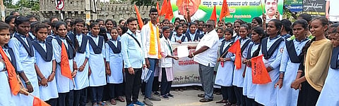 ರಾಯಚೂರು ಡಾ.ಬಿ.ಆರ್.ಅಂಬೇಡ್ಕರ್ ವೃತ್ತದಲ್ಲಿ ವಿದ್ಯಾರ್ಥಿಗಳು ಎಬಿವಿಪಿ ನೇತೃತ್ವದಲ್ಲಿ ಡಿಸಿ ಕಚೇರಿಯ ಗ್ರೇಡ್-2 ತಹಸೀಲ್ದಾರ್ ಪರಶುರಾಮಗೆ ಮನವಿ ಸಲ್ಲಿಸಿದರು. ಸಂಚಾಲಕ ಪಿ.ಗುರುಕಿರಣ್ ಶೆಟ್ಟಿ, ವಿದ್ಯಾರ್ಥಿಗಳಾದ ಸೌಭಾಗ್ಯ, ರೇಣುಕಾ, ಶಶಿಕಲಾ, ಕೃಷ್ಣವೇಣಿ, ಮೀನಾಕ್ಷಿ, ಹನುಮಂತ, ಪ್ರಸಾದ, ರಾಜೇಂದ್ರ ಇತರರಿದ್ದರು.