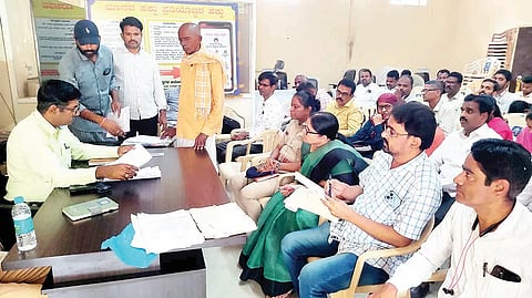 ಕಂಪ್ಲಿ ತಹಸಿಲ್ ಕಚೇರಿ ಸಭಾಂಗಣದಲ್ಲಿ ಲೋಕಾಯುಕ್ತ ನಿರೀಕ್ಷಕ ನಾಗರೆಡ್ಡಿ ಸಾರ್ವಜನಿಕರಿಂದ ಅಹವಾಲು ಸ್ವಿಕರಿಸಿದರು. ನರೇಗಾ ಎಡಿ ಕೆ.ಎಸ್.ಮಲ್ಲನಗೌಡ, ಶಿರಸ್ತೇದಾರ್ ಎಸ್.ಡಿ.ರಮೇಶ, ಆರ್‌ಒ ಪ್ರಶಾಂತ ಚಿತ್ರಗಾರ್, ಅಬಕಾರಿ ನಿರೀಕ್ಷಕಿ ಎಂ.ಉಷಾ ಯಂಡಿಗೇರಿ, ಎಇಇ ಜಿ.ಎನ್.ಮಲ್ಲಿಕಾರ್ಜುನಗೌಡ ಇತರರಿದ್ದರು.