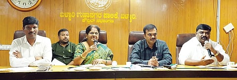 ಬಳ್ಳಾರಿ ಮಹಾನಗರಪಾಲಿಕೆ ಸಭಾಂಗಣದಲ್ಲಿ ಪೌರಕಾರ್ಮಿಕರೊಂದಿಗೆ ಸಂವಾದ ಕಾರ್ಯಕ್ರಮದಲ್ಲಿ ರಾಜ್ಯ ಸಫಾಯಿ ಕರ್ಮಚಾರಿ ಆಯೋಗದ ಕಾರ್ಯದರ್ಶಿ ಚಂದ್ರಕಲಾ ಮಾತನಾಡಿದರು. ಪಾಲಿಕೆ ಆಯುಕ್ತ ಖಲೀಲ್ ಸಾಬ್, ಸಮಾಜ ಕಲ್ಯಾಣ ಇಲಾಖೆ ಉಪನಿರ್ದೇಶಕ ಚಿದಾನಂದ, ಜಿಲ್ಲಾ ಸಫಾಯಿ ಕರ್ಮಚಾರಿ ವಿಭಾಗ ಸಮಿತಿ ಸದಸ್ಯ ಕಂದಕೂರು ರಾಮುಡು ಇದ್ದರು.