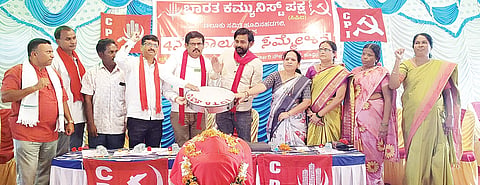ಹೂವಿನಹಡಗಲಿ ಸರ್ಕಾರಿ ನೌಕರರ ಭವನದಲ್ಲಿ ಹಮ್ಮಿಕೊಂಡಿದ್ದ ಭಾರತ ಕಮ್ಯುನಿಸ್ಟ್ ಪಕ್ಷದ 4ನೇ ತಾಲೂಕು ಸಮ್ಮೇಳನ ಕಾರ್ಯಕ್ರಮವನ್ನು ಸಿಪಿಐ ಜಿಲ್ಲಾ ಉಸ್ತುವಾರಿ ಎಚ್.ಎಂ.ಸಂತೋಷ ಉದ್ಘಾಟಿಸಿದರು. ಪಕ್ಷದ ಜಿಲ್ಲಾ ಕಾರ್ಯದರ್ಶಿ ವೀರಣ್ಣ, ತಾಲೂಕು ಕಾರ್ಯದರ್ಶಿ ಹಲಗಿ ಸುರೇಶ, ಎಐಟಿಯುಸಿ ತಾಲೂಕು ಅಧ್ಯಕ್ಷೆ ಬಿ.ಜಯಲಕ್ಷ್ಮೀ, ಅಕ್ಷರ ದಾಸೋಹ ಜಿಲ್ಲಾ ಅಧ್ಯಕ್ಷೆ ಎಚ್.ಅನಸೂಯಾ ಇತರರಿದ್ದರು.