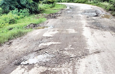 ರಸ್ತೆ ಗುಂಡಿ ಬಿದ್ದು ಸವಾರರ ಪರದಾಟ