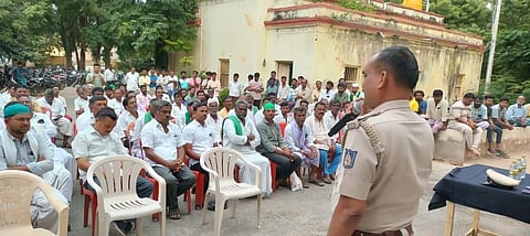 ತಾವರಗೇರಾದ ಠಾಣೆ ಆವರಣದಲ್ಲಿ ಮೊಹರಂ ಪ್ರಯುಕ್ತ ಶಾಂತಿ ಸಭೆಯಲ್ಲಿ ಸಿಪಿಐ ಯಶವಂತ ಬಿಸನಳ್ಳಿ ಮಾತನಾಡಿದರು, ಪಿಎಸ್‌ಐ ಚಂದ್ರಪ್ಪ ಎಸ್, ಬಸನಗೌಡ, ಚಂದ್ರಶೇಖರ, ಬಸವರಾಜ ಗೇಸುದರಾಜ ಇತರರಿದ್ದರು.