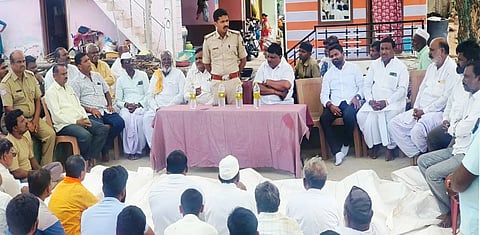 ಹೂಲಗೇರಾ ಗ್ರಾಮದಲ್ಲಿ ಪೊಲೀಸ್ ಇಲಾಖೆಯಿಂದ ಹಮ್ಮಿಕೊಂಡಿದ್ದ ಮೊಹರಂ ಶಾಂತಿ ಸಭೆಯಲ್ಲಿ ಪಿಎಸ್‌ಐ ಧನುಂಜಯ ಹಿರೇಮಠ ಮಾತನಾಡಿದರು. ಪ್ರಮುಖರಾದ ಬಸಲಿಂಗಯ್ಯ ಸೊಪ್ಪಿಮಠ, ಮುತ್ತಣ್ಣ ಕರಡಿ, ಪ್ರಕಾಶ ರಾಠೋಡ, ರವಿಕುಮಾರ ಚವ್ಹಾಣ, ಹನುಮಪ್ಪ ಗೊರೆಬಾಳ, ಚಂದ್ರಶೇಖರ ಇತರರಿದ್ದರು.