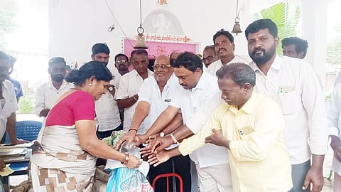 ಗಂಗಾವತಿ ತಾಲೂಕಿನ ಗುಂತಕಲ್ ಕ್ಯಾಂಪ್‌ನ ಉಪ ಪಡಿತರ ಕೇಂದ್ರದಲ್ಲಿ ಲಾನುಭವಿಗಳಿಗೆ ಅಕ್ಕಿ ಮತ್ತು ಜೋಳ ವಿತರಿಸಲಾಯಿತು. ಗ್ಯಾರಂಟಿ ಯೋಜನೆ ಅನುಷ್ಠಾನ ಸಮಿತಿ ಜಿಲ್ಲಾಧ್ಯಕ್ಷ ರೆಡ್ಡಿ ಶ್ರೀನಿವಾಸ, ಗ್ರಾಪಂ ಅಧ್ಯಕ್ಷ ಶಾಂತಪ್ಪ, ಸದಸ್ಯರಾದ ಮೆಹಬೂಬ್, ಸುಂಕಣ್ಣ, ಪಿ.ರಾಮಕಷ್ಣ ಇತರರಿದ್ದರು.