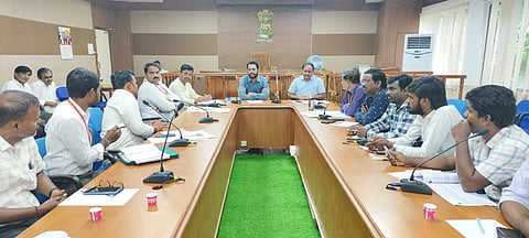 ಕೊಪ್ಪಳದಲ್ಲಿ ಎಡಿಸಿ ಸಿದ್ರಾಮೇಶ್ವರ ಅಧ್ಯಕ್ಷತೆಯಲ್ಲಿ ಚುನಾವಣಾಧಿಕಾರಿಗಳ ಸಭೆ ನಡೆಯಿತು. ಉಪ ವಿಭಾಗಾಧಿಕಾರಿ ಕ್ಯಾ.ಮಹೇಶ ಮಾಲಗಿತ್ತಿ, ಜಿಲ್ಲಾ ತರಬೇತಿ ಸಂಸ್ಥೆ ಪ್ರಾಚಾರ್ಯ ಕೃಷ್ಣಮೂರ್ತಿ ದೇಸಾಯಿ, ಚುನಾವಣಾ ತಹಸೀಲ್ದಾರ್ ರವಿ ವಸದ ಇತರರಿದ್ದರು.