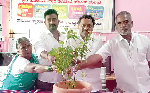 ಕಾರಟಗಿ ತಾಲೂಕಿನ ಮುಸ್ಟೂರು ಗ್ರಾಪಂ ಕಚೇರಿ ಆವರಣದಲ್ಲಿ ಗ್ರಾಪಂ ಮಟ್ಟದ ಗ್ಯಾರಂಟಿ ಯೋಜನೆ ಪ್ರಗತಿ ಪರಿಶೀಲನಾ ಸಭೆಯನ್ನು ಯೋಜನೆ ಅನುಷ್ಠಾನ ಸಮಿತಿ ಜಿಲ್ಲಾಧ್ಯಕ್ಷ ರೆಡ್ಡಿ ಶ್ರೀನಿವಾಸ್ ಉದ್ಘಾಟಿಸಿದರು. ತಾಲೂಕು ಅಧ್ಯಕ್ಷ ದೇವಪ್ಪ ಭಾವಿಕಟ್ಟಿ, ಪಿಡಿಒ ಸಾಯಿನಾಥ ಇದ್ದರು.