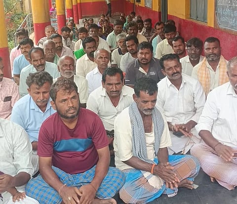 ಅಳವಂಡಿ ಸಮೀಪದ ನೀರಲಗಿ ಗ್ರಾಮದ ಸಹಿಪ್ರಾ ಶಾಲೆಯಲ್ಲಿ ಹಮ್ಮಿಕೊಂಡಿದ್ದ ಪಾಲಕರ ಸಭೆಯಲ್ಲಿದ್ದ ಪಾಲಕರು.