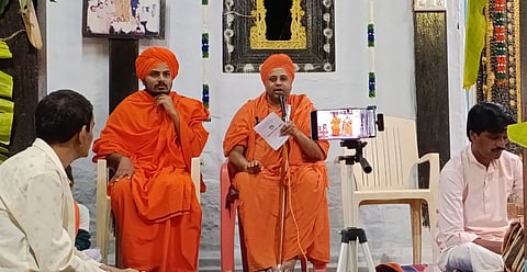 ಅಳವಂಡಿ ಶ್ರೀಸಿದ್ದೇಶ್ವರ ಮಠದಲ್ಲಿ ಶ್ರಾವಣ ಮಾಸದ ನಿಮಿತ್ತ ಹಮ್ಮಿಕೊಂಡಿದ್ದ ಪ್ರವಚನ ಕಾರ್ಯಕ್ರಮದಲ್ಲಿ ಡಾ.ಹಿರೇಶಾಂತವೀರ ಸ್ವಾಮೀಜಿ ಮಾತನಾಡಿದರು. ಶ್ರೀಮರುಳಾರಾದ್ಯ ಶಿವಾಚಾರ್ಯರು, ಶ್ರೀ ಚನ್ನವೀರಸ್ವಾಮಿ ಇದ್ದರು.