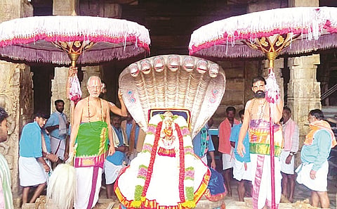  ಮೇಲುಕೋಟೆ ದೇವಾಲಯದಲ್ಲಿ ಸೋಮವಾರ ಶೇಷವಾಹನೋತ್ಸವ ವಿಜೃಂಭಣೆಯಿಂದ ನೆರವೇರಿತು.