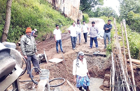 ಗುಂಡ್ಲುಪೇಟೆ ತಾಲೂಕಿನ ಹಿಮವದ್ ಗೋಪಾಲಸ್ವಾಮಿ ಬೆಟ್ಟದಲ್ಲಿ ಕುಸಿದಿದ್ದ ರಸ್ತೆ ರಿಪೇರಿ ಕಾಮಗಾರಿಯನ್ನು ಎಂ.ಎಸ್.ತನ್ಮಯಿ ಪರಿಶೀಲಿಸಿದರು.
