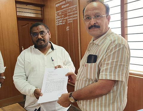 ಕೊಳ್ಳೇಗಾಲ ನಗರಸಭೆ ಪೌರಾಯುಕ್ತ ಎ.ರಮೇಶ್ ಅವರಿಗೆ ನಗರಸಭೆ ನಾಮನಿರ್ದೇಶಿತ ಮಾಜಿ ಸದಸ್ಯ ಮಧುಚಂದ್ರ ದೂರು ನೀಡಿದರು.