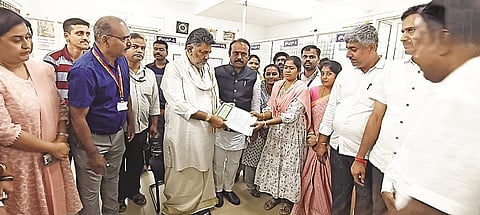 
ಮದ್ದೂರಿನ ಉಪನೋಂದಾಣಿಕಾರಿ ಕಚೇರಿಗೆ ಡಿ.ಕೆ.ಶಿವಕುಮಾರ್ ಭೇಟಿ ನೀಡಿ ಶಾಸಕ ಕೆ.ಎಂ.ಉದಯ್ ಅವರು ನಿವೇಶನ ನೋಂದಣಿ ಪತ್ರ ಸ್ವೀಕರಿಸಿದರು. ದಿನೇಶ್‌ಗೂಳಿಗೌಡ, ಕೋಕಿಲಾ ಅರುಣ್, ಚಲುವರಾಜು, ಕೆ.ಆರ್.ಮಹೇಶ್ ಇದ್ದರು.
