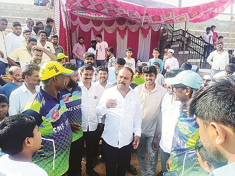 ಪಟ್ಟಣದ ತಾಲೂಕು ಕ್ರೀಡಾಂಗಣದಲ್ಲಿ ರಾಹುಲ್ ದ್ರಾವಿಡ್ ಟ್ರೋಫಿ 2025 ಟೂರ್ನಿಮೆಂಟ್‌ಗೆ ಶಾಸಕ ಕೆ.ಎಂ.ಉದಯ್ ಚಾಲನೆ ನೀಡಿದರು. ಸಿದ್ದರಾಜು, ಅಭಿಷೇಕ, ಪ್ರಜ್ವಲ್, ಚಿರಂಜೀವಿ, ರೋಹಿತ್, ಮಣಿ, ಕಿರಣ, ಹರ್ಷ, ಉಮೇಶ್, ಶರತ್ ಸಂತೋಷ್ ಇದ್ದರು.