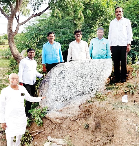 ಕನಕಗಿರಿ ತಾಲೂಕಿನ ಬಂಕಾಪುರದಲ್ಲಿ ದೊರೆತ ಶಾಸನದೊಂದಿಗೆ ಸಂಶೋಧಕ ಡಾ. ಶರಣಬಸಪ್ಪ ಕೋಲ್ಕಾರ್, ಪ್ರಮುಖರಾದ ಬಂಕಾಪುರದ ಸೋಮನಾಥ, ಗಂಗಾವತಿಯ ಪ್ರೊ.ಬಸವರಾಜ ಅಯೋಧ್ಯ ,ಡಾ. ಸುರೇಶ್ ಗೌಡ ಇತರರಿದ್ದರು.