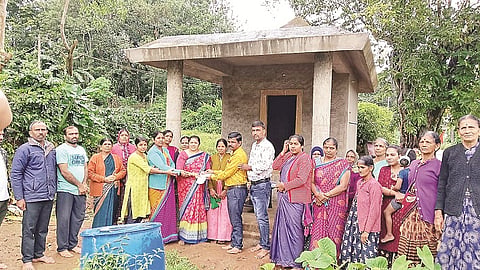  ಕಣಗಾಲು ಗ್ರಾಮದಲ್ಲಿ ನಿರ್ಮಾಣವಾಗುತ್ತಿರುವ ಬಸವೇಶ್ವರ ದೇವಸ್ಥಾನಕ್ಕೆ 50,000 ರೂ.ಗಳ ಡಿಡಿಯನ್ನು ಮಹಾದೇವಮ್ಮ ಅವರಿಗೆ ಹನುಂತಪ್ಪ ಅಂಗಡಿ  ಹಸ್ತಾಂತರಿಸಿದರು. ರಾಜಣ್ಣ, ರಾಣಿ ಇತರರಿದ್ದರು.