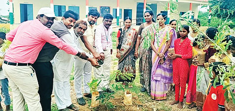 ಅರಕೇರಾ ಸಮೀಪದ ಚಿಕ್ಕಹೊನ್ನಕುಣಿ ಗ್ರಾಮದ ಸರ್ಕಾರಿ ಶಾಲೆಯಲ್ಲಿ ಹಮ್ಮಿಕೊಂಡಿದ್ದ ಪರಿಸರ ಮಾಹಿತಿ ಮತ್ತು ಜಾಗೃತಿ ಕಾರ್ಯಕ್ರಮವನ್ನು ಮುಖ್ಯಶಿಕ್ಷಕ ಕನಕಪ್ಪ ಉದ್ಘಾಟಿಸಿದರು. ಎಸ್‌ಕೆಡಿಆರ್‌ಡಿಪಿ ಕೃಷಿ ಅಧಿಕಾರಿ ಹುಚ್ಚಪ್ಪ, ವಲಯ ಮೇಲ್ವಿಚಾರಕ ಮಂಜಯ್ಯ, ಶಿಕ್ಷಕರಾದ ಅಂಜಿನಯ್ಯ, ಶಕುಂತಲಾ, ರೂಪಾ, ರೆಡ್ಡಿಸಾಬ್, ಸೇವಾ ಪ್ರತಿನಿಧಿಗಳಾದ ಶ್ರೀದೇವಿ, ಮಾನಸಪ್ಪ, ಯುವರಾಜ ಇತರರಿದ್ದರು.