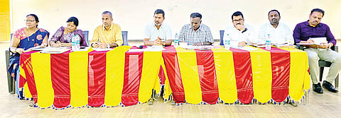 ಸಕಲೇಶಪುರದ ಅಂಬೇಡ್ಕರ್ ಭವನದಲ್ಲಿ ಆಯೋಜಿಸಿದ್ದ ಅಂಗನವಾಡಿ ಕಾರ್ಯಕರ್ತೆಯರ ಕುಂದುಕೊರತೆ ಸಭೆಯಲ್ಲಿ ಶಾಸಕ ಸಿಮೆಂಟ್ ಮಂಜು ಮಾತನಾಡಿದರು. ಪುಷ್ಪಾ, ಗಂಗಾಧರ್, ದಿನೇಶ್ ಇತರರು ಇದ್ದರು.