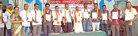 ಸಿಂಧನೂರಿನಲ್ಲಿ ಹಮ್ಮಿಕೊಂಡಿದ್ದ ಮಕ್ಕಳ ಸಾಹಿತ್ಯೋತ್ಸವ ಕಾರ್ಯಕ್ರಮದಲ್ಲಿ ಶಂಕರ ದೇವರು ಹಿರೇಮಠ ಅವರ ‘ನಾವು ಭಾರತೀಯರು ವೀರಕನ್ನಡಿಗರು’ ಮಕ್ಕಳ ಕಥಾ ಸಂಕಲನ ಬಿಡುಗಡೆ ಮಾಡಲಾಯಿತು. ಕೇಂದ್ರ ಸಾಹಿತ್ಯ ಅಕಾಡೆಮಿ ಪ್ರಶಸ್ತಿ ಪುರಸ್ಕೃತ ಕೆ.ಶಿವಲಿಂಗಪ್ಪ ಹಂದಿಹಾಳ, ಮಕ್ಕಳ ಸಾಹಿತ್ಯ ಪರಿಷತ್ ಜಿಲ್ಲಾಧ್ಯಕ್ಷ ಡಾ.ತಿಮ್ಮಯ್ಯಶೆಟ್ಟಿ, ಬಿಇಒ ಬಸವಲಿಂಗಪ್ಪ, ಕಸಾಪ ತಾಲೂಕು ಅಧ್ಯಕ್ಷ ಪಂಪಯ್ಯಸ್ವಾಮಿ ಸಾಲಿಮಠ ಇತರರಿದ್ದರು.