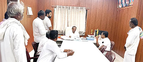 ಸಿಂಧನೂರಿನ ಪಿಡಬ್ಲ್ಯುಡಿಕ್ಯಾಂಪ್ ಜೆಸ್ಕಾಂ ಕಚೇರಿಯಲ್ಲಿ ಇಇ ಜಿ.ವಿಷ್ಣು ಅವರೊಂದಿಗೆ ಬಿಜೆಪಿ ಮುಖಂಡ ಕೆ.ಕರಿಯಪ್ಪ ನೇತೃತ್ವದಲ್ಲಿ ರೈತರು ಚರ್ಚೆ ನಡೆಸಿದರು. ಪ್ರಮುಖರಾದ ನರೇಶ್ ರಾಮಕ್ಯಾಂಪ್, ಮಲ್ಲಿ ಕಾರ್ಜುನ, ರಾಜು ಅಡವಿಬಾವಿ ಇತರರಿದ್ದರು.