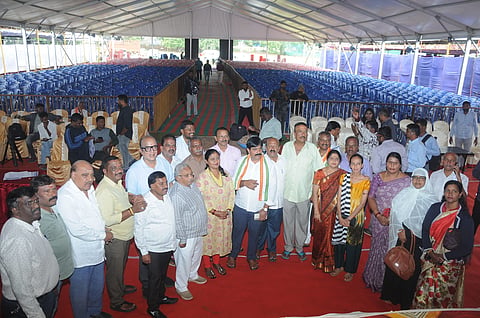 ಉದ್ಯೋಗ ಮೇಳ ಹಾಗೂ ಆರೋಗ್ಯ ಶಿಬಿರ ಕಾರ್ಯಕ್ರಮದ ವೇದಿಕೆಯನ್ನು ಮುಖಂಡರು ಪರಿಶೀಲಿಸಿದರು. ರವಿ ಮಂಚೇಗೌಡನಕೊಪ್ಪಲು, ಮಾದೇಶ್, ರಮೇಶ್ ರಾಯಪ್ಪ, ಯೋಗೇಶ್, ಅನಂತ, ನಾಗೇಶ್ ಇತರರಿದ್ದರು.