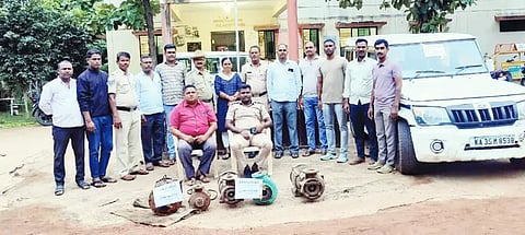 ಗುಳೇದಗುಡ್ಡ ಸಮೀಪದ ಇಂಜಿನವಾರಿ ಮತ್ತು ಆಸಂಗಿ ಗ್ರಾಮಗಳಲ್ಲಿ ನಡೆದ ಎರಡು ಕಳ್ಳತನ ಪ್ರಕರಣಗಳನ್ನು ಭೇದಿಸಿದ ಪಿಎಸ್‌ಐ ಸಿದ್ದಪ್ಪ ಯಡಹಳ್ಳಿ ಮತ್ತು ಸಿಬ್ಬಂದಿ ವರ್ಗ.