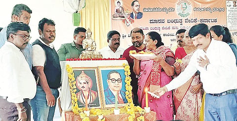 ಬೇಲೂರಿನಲ್ಲಿ ಆಯೋಜಿಸಿದ್ದ ಕಾರ್ಯಕ್ರಮವನ್ನು ಗಣ್ಯರು ಉದ್ಘಾಟಿಸಿದರು.