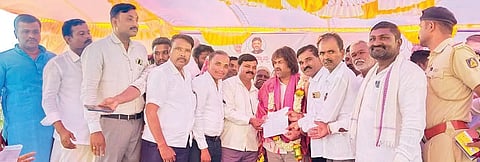 ಯಲಬುರ್ಗಾ ತಾಲೂಕಿನ ಹುಲೇಗುಡ್ಡ ಗ್ರಾಮದಲ್ಲಿ ಪ್ರಾಥಮಿಕ ಶಾಲಾ ಶಿಕ್ಷಕರ ಸಂಘದಿಂದ ವಿವಿಧ ಬೇಡಿಕೆ ಈಡೇರಿಸುವಂತೆ ಒತ್ತಾಯಿಸಿ ಶಿಕ್ಷಣ ಸಚಿವ ಮಧು ಬಂಗಾರಪ್ಪಗೆ ಮನವಿ ಸಲ್ಲಿಸಲಾಯಿತು. ಸಂಘದ ತಾಲೂಕಾಧ್ಯಕ್ಷ ಎಸ್.ವಿ.ಧರಣಾ, ಗೌರವಾಧ್ಯಕ್ಷ ಶರಣಯ್ಯ ಸರಗಣಾಚಾರ, ಸರ್ಕಾರಿ ನೌಕರರ ಸಂಘದ ತಾಲೂಕಾಧ್ಯಕ್ಷ ಸಿದ್ದಲಿಂಗಪ್ಪ ಶ್ಯಾಗೋಟಿ, ಕಾರ್ಯದರ್ಶಿ ಸಂಗಯ್ಯ ಹಿರೇಮಠ, ದೈಹಿಕ ಶಿಕ್ಷಣ ಶಿಕ್ಷಕರ ಸಂಘದ ತಾಲೂಕಾಧ್ಯಕ್ಷ ಬಸವರಾಜ ಮುಳುಗುಂದ ಇತರರಿದ್ದರು.