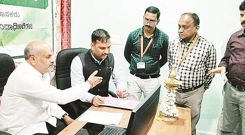 ಅರೇಹಳ್ಳಿ ನಾಡ ಕಚೇರಿಯಲ್ಲಿ ಅಧಿಕಾರಿಗಳೊಂದಿಗೆ ಶಾಸಕ ಎಚ್.ಕೆ.ಸುರೇಶ್ ಚರ್ಚಿಸುತ್ತಿರುವುದು.