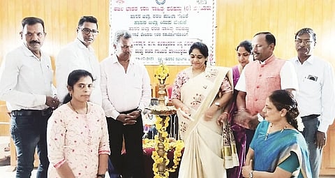 ಬೇಲೂರಿನಲ್ಲಿ ಆಯೋಜಿಸಿದ್ದ ಕಾರ್ಯಕ್ರವವನ್ನು ಗಣ್ಯರು ಉದ್ಘಾಟಿಸಿದರು.