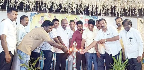 ಕನಕಗಿರಿ ಎಪಿಎಂಸಿ ಶ್ರಮಿಕರ ಭವನದಲ್ಲಿ ನಡೆದ ಹಡಪದ ಅಪ್ಪಣ್ಣ ನಗರ ಘಟಕದ ಪದಾಧಿಕಾರಿಗಳ ಪದಗ್ರಹಣ ಕಾರ್ಯಕ್ರಮವನ್ನು ಪಪಂ ಉಪಾಧ್ಯಕ್ಷ ಕಂಠಿರಂಗಪ್ಪ ನಾಯಕ ಉದ್ಘಾಟಿಸಿದರು. ಕಾಂಗ್ರೆಸ್ ವಕ್ತಾರ ಶರಣಪ್ಪ ಭತ್ತದ್, ಬಿಜೆಪಿ ಮಂಡಲ ಅಧ್ಯಕ್ಷ ಸಣ್ಣ ಕನಕಪ್ಪ, ಸಮಾಜದ ನಗರ ಘಟಕದ ಅಧ್ಯಕ್ಷ ಬಸವರಾಜ ಹಡಪದ, ಉಪಾಧ್ಯಕ್ಷ ಪಂಪಾಪತಿ ಹಡಪದ, ಕಾರ್ಯದರ್ಶಿ ಸತೀಶ, ಖಜಾಂಚಿ ಚನ್ನಬಸವ ಇತರರಿದ್ದರು.