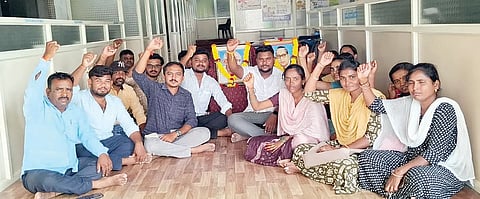 ಕನಕಗಿರಿ ತಾಪಂ ಕಚೇರಿಯಲ್ಲಿ ನರೇಗಾ, ಬಿಎಫ್‌ಟಿ, ಜೆಇ, ಜಿಕೆಎಂ ಸಿಬ್ಬಂದಿ ವೇತನ ಪಾವತಿಸುವಂತೆ ಆಗ್ರಹಿಸಿ ಪ್ರತಿಭಟನೆ ನಡೆಸಿದರು. ಪ್ರಮುಖರಾದ ಮಂಜುನಾಥ, ಮೌನೇಶ, ಶಿವಕುಮಾರ, ಪೂಜೇಶ, ಜಿಂಕಮ್ಮ, ಹುಲಗಪ್ಪ ಇತರರಿದ್ದರು.