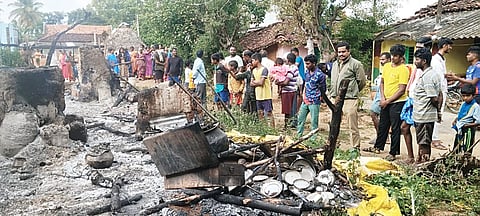 ದುಷ್ಕರ್ಮಿಗಳಿಂದ ಗುಡಿಸಲಿಗೆ ಬೆಂಕಿ