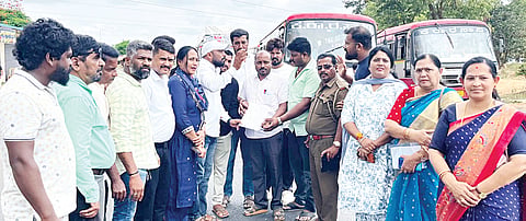 ಅರಸೀಕೆರೆ ತಾಲೂಕಿನ ಜಾಜೂರು ಗ್ರಾಮದ ಹೊರವಲಯದಲ್ಲಿ ಇರುವ ಪ್ರಥಮ ದರ್ಜೆ ಕಾಲೇಜಿನ ಹೊಸಳ್ಳಿ ಗೇಟ್ ಬಳಿ ಬಸ್ ನಿಲುಗಡೆಗೆ ಒತ್ತಾಯಿಸಿ ಧರಣಿ ಪ್ರತಿಭಟನೆ ನಡೆಸಿ ಮನವಿ ಸಲ್ಲಿಸಿದರು. ಮಿನಾಕ್ಷ ಚಂದ್ರು, ಚೌಡಯ್ಯ, ಮಂಜು ತೋರಣ್, ಶರತ್, ಡಾ.ರಘು, ವಿನೋದ್ ಕುಟ್ಟಿ, ಉಮಾ ಕುಮಾರ್, ಸಿಂಧು, ಸುಧಾ, ಸರೋಜಮ್ಮ ಇತರರು ಇದ್ದರು.