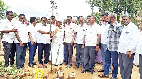 ನುಗ್ಗೇಹಳ್ಳಿ ಹೋಬಳಿ ಬದ್ದಿಕೆರೆ ಗ್ರಾಮದಲ್ಲಿ 4 ಕೋಟಿ ರೂ. ವೆಚ್ಚದ ರಸ್ತೆ ಕಾಮಗಾರಿಗೆ ಶಾಸಕ ಸಿ.ಎನ್. ಬಾಲಕೃಷ್ಣ ಭೂಮಿ ಪೂಜೆ ನೆರವೇರಿಸಿದರು. ಮಂಜೇಗೌಡ, ವೆಂಕಟೇಗೌಡ, ಅಶೋಕ್, ಜಯರಾಮ್, ಪಾರ್ಥ ಸಾರಥಿ, ರಾಮು, ವಿವೇಕ್, ಜನನಾಯಕ, ಸಂಪತ್ ಕುಮಾರ್, ಕಿಟ್ಟಿ ಇತರರು ಇದ್ದರು.
