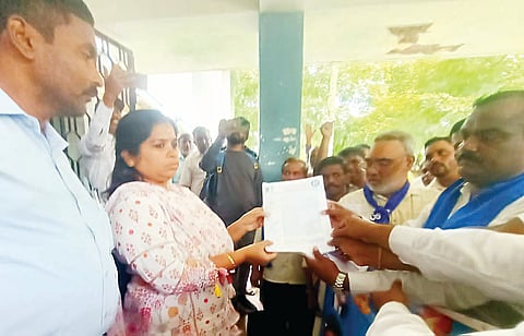 ಅರಕಲಗೂಡಿನಲ್ಲಿ ವಿವಿಧ ಬೇಡಿಕೆ ಈಡೇರಿಕೆಗೆ ಆಗ್ರಹಿಸಿ ದಸಂಸ ಕಾರ್ಯಕರ್ತರು ಶುಕ್ರವಾರ ಪ್ರತಿಭಟನೆ ನಡೆಸಿ ತಹಸೀಲ್ದಾರ್ ಸೌಮ್ಯಾ ಅವರಿಗೆ ಮನವಿ ಸಲ್ಲಿಸಿದರು.