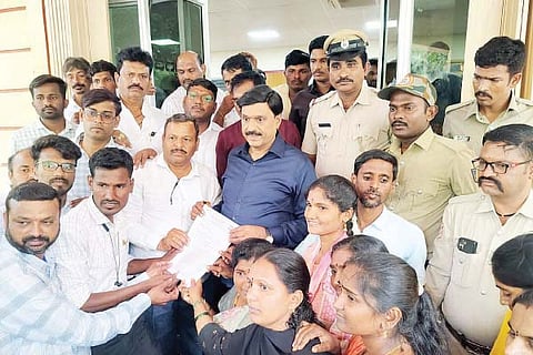 Gangavathi Narega workers meet mla reddy
