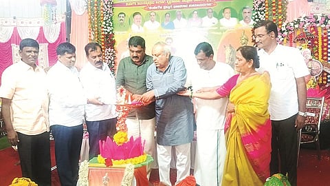 ಹೇಮಗಿರಿಯ ಬಿಜಿಎಸ್ ಕೇಂದ್ರೀಯ ಶಿಕ್ಷಣ ಶಾಲೆಯಲ್ಲಿ ಆಯೋಜಿಸಿದ್ದ ನಾಡಪ್ರಭು ಕೆಂಪೇಗೌಡರ ಜಯಂತಿಯನ್ನು ಗಣ್ಯರು ಉದ್ಘಾಟಿಸಿದರು.  