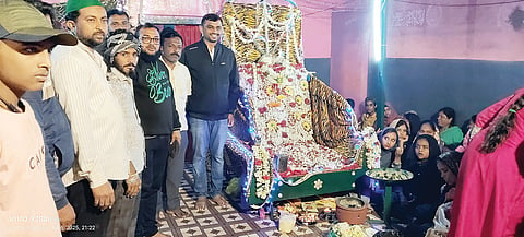 ಕೆ.ಆರ್.ಪೇಟೆ: ತಾಲೂಕಿನ ಸಿಂಧುಘಟ್ಟ ಗ್ರಾಮದಲ್ಲಿ ಮೊಹರಂ ಕಡೇ ದಿನದ ಅಂಗವಾಗಿ ಬಾಬಯ್ಯನ ಹಬ್ಬ ಆಚರಿಸಿದರು. ಮುಖಂಡರಾದ ಆರ್.ಟಿ.ಓ ಮಲ್ಲಿಕಾರ್ಜುನ್, ಈರಣ್ಣ, ಗಂಜಿಗೆರೆ ಮಹೇಶ್, ಇಮ್ರಾನ್‌ಪಾಷಾ, ಮಹಮದ್ ಸಾಧಿಕ್ ಇತರರು ಇದ್ದರು.