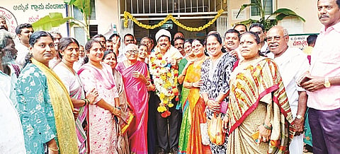 ನುಗ್ಗೇಹಳ್ಳಿ ಗ್ರಾಮ ಪಂಚಾಯಿತಿಗೆ ಅವಿರೋಧವಾಗಿ ಆಯ್ಕೆಯಾದ ಅಧ್ಯಕ್ಷ ಎನ್. ಆರ್. ಶಿವಕುಮಾರ್ ಅವರನ್ನು ಸದಸ್ಯರು ಹಾಗೂ ಮುಖಂಡರು ಅಭಿನಂದಿಸಿದರು. ದೊರೆಸ್ವಾಮಿ, ನಾಗರಾಜ್, ನಟರಾಜ್, ಪುಟ್ಟಸ್ವಾಮಿ, ವಿಟ್ಟಲ್ ಕುಮಾರ್ ಇದ್ದರು.