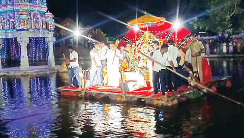ಅರಸೀಕೆರೆ (ಗ್ರಾಮಾಂತರ) ತಾಲೂಕಿನ ಕಸಬಾ ಹೋಬಳಿಯ ಸುಕ್ಷೇತ್ರ ಅಮರಗಿರಿ ಮಾಲೇಕಲ್ಲು ತಿರುಪತಿ ಗ್ರಾಮದಲ್ಲಿ ಶ್ರೀ ಲಕ್ಷ್ಮೀ ವೆಂಕಟರಮಣ ಸ್ವಾಮಿ ತೆಪ್ಪೋತ್ಸವ ವಿಜೃಂಭಣೆಯಿಂದ ನೆರವೇರಿತು. ಶಾಸಕ ಶಿವಲಿಂಗೇಗೌಡ, ಗೋಪಿನಾಯ್ಕ, ರಾಘವೇಂದ್ರ,ಪ್ರದೀಪ್, ರಂಗಸ್ವಾಮಿ,ಹರೀಶ್, ಗಿರೀಶ್ ನಾಗರಾಜ್ ಇತರರು ಇದ್ದರು.