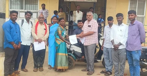ಹರಪನಹಳ್ಳಿ ಪ್ರಾಥಮಿಕ ಹಾಗೂ ಸಮುದಾಯ ಆರೋಗ್ಯ ಕೇಂದ್ರದ ಕಾರ್ಮಿಕರು ಬಾಕಿ ವೇತನ ಪಾವತಿಸುವಂತೆ ಒತ್ತಾಯಿಸಿ ತಾಲೂಕು ಆರೋಗ್ಯಾಧಿಕಾರಿ ವೆಂಕಟೇಶಗೆ ಮನವಿ ಸಲ್ಲಿಸಿದರು. ಪ್ರಮುಖರಾದ ಯರಬಳ್ಳಿ ಅಶೋಕ, ಮಲ್ಲಿಕಾರ್ಜುನ್, ಹನುಮಂತ, ಮಹೇಶ್ ಪಕ್ಕೀರಮ್ಮ, ಕಮಲಮ್ಮ, ಮಂಜುನಾಥ ಇತರರಿದ್ದರು.